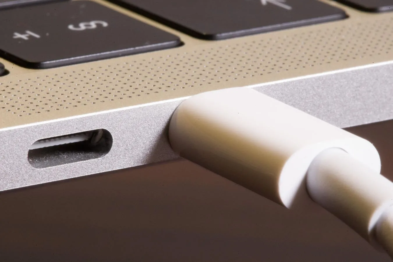 MacBook Şarj Soketi Tamiri